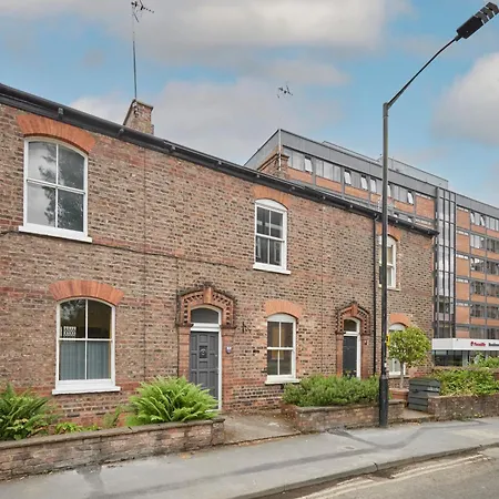 Host & - St Denys View * York